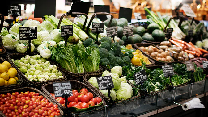 Verschiedene Gemüsesorten im Supermarkt, z.B. Tomaten, Salat, Kohl