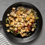 Gebratener Tofu mit Gemüse und Quinoa