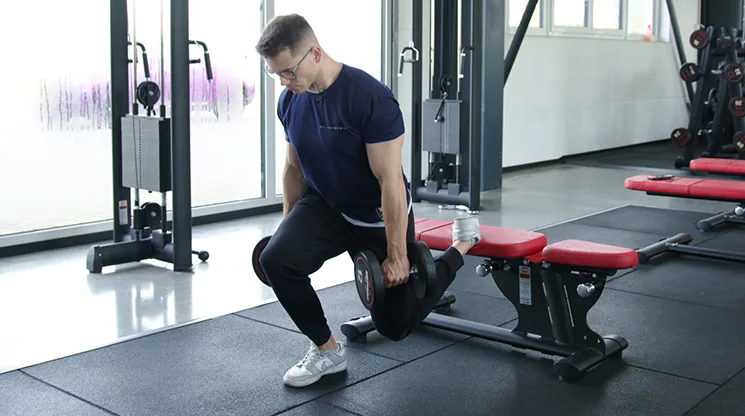 Ein Mann führt im Fitnessstudio die Übung Bulgarian Split Squats aus