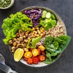 Ein bunter Salat aus Quinoa, Blattsalat, Tomaten & Co.