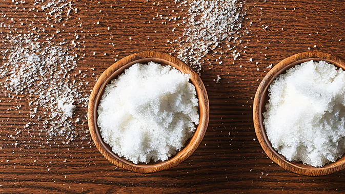 Glutamat in Salzform in zwei nebeneinander stehenden Schälchen