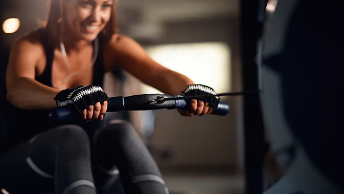 Eine Frau an einem Fitnessgerät im Gym