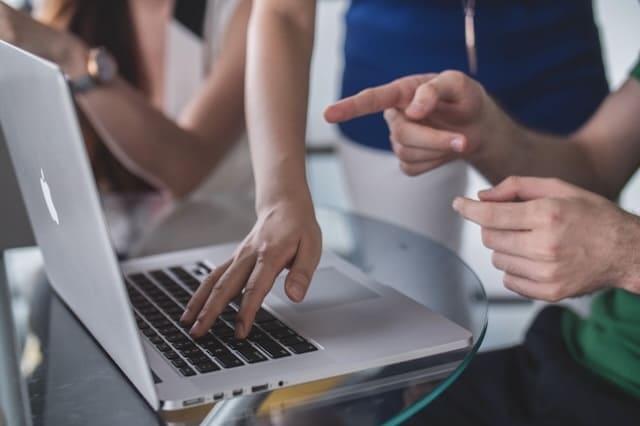 Teamarbeit im Studium zum Ernährungsberater Studenten lernen Ernährungsberatung am Laptop