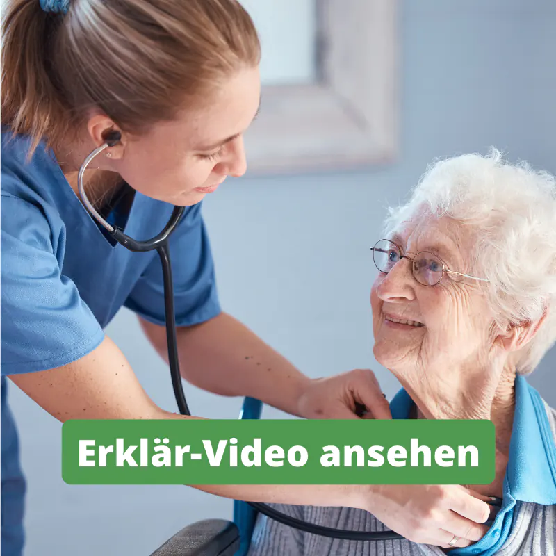 Thumbnail zum Erklärvideo zur Pflegehelferausbildung: Eine Pflegehelferin untersucht den Herzschlag einer älteren Patientin mit einem Stethoskop