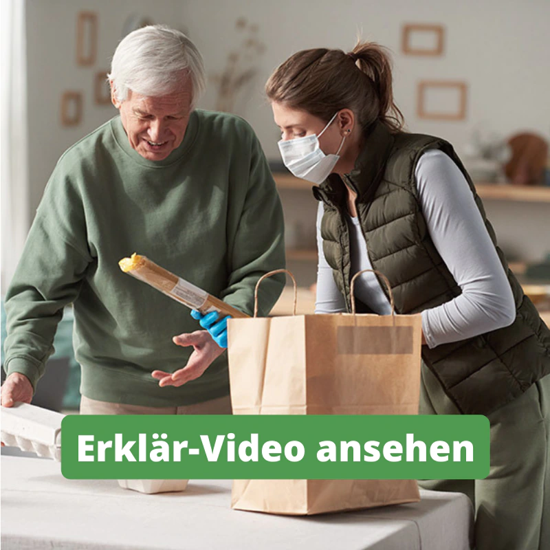 Thumbnail für das Erklärvideo zur Schulung Alltagsbegleiter Baden-Württemberg: Eine Alltagsbegleiterin packt den mitgebrachten Einkauf für einen älteren Herren aus.