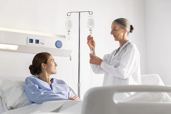 Krankenschwester überprüft die isotonische Flüssigkeit einer Patientin